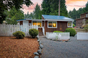 Cottage By The Bay by AvantStay 0.5mi to Beach